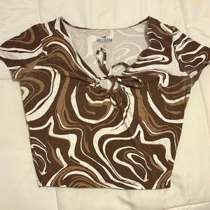 hollister brown & white swirl tee 🥥🤍